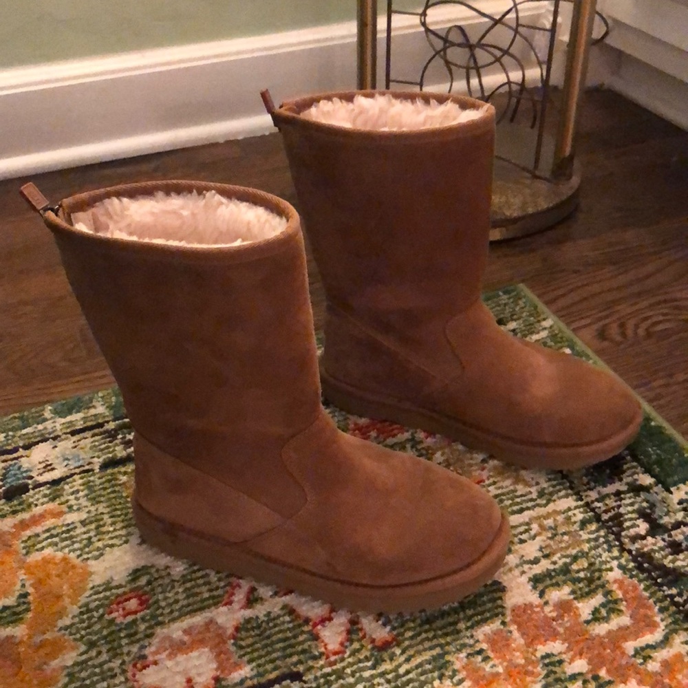 Girl’s Ugg Suede Classic Boots with Back Zipper in Size 4